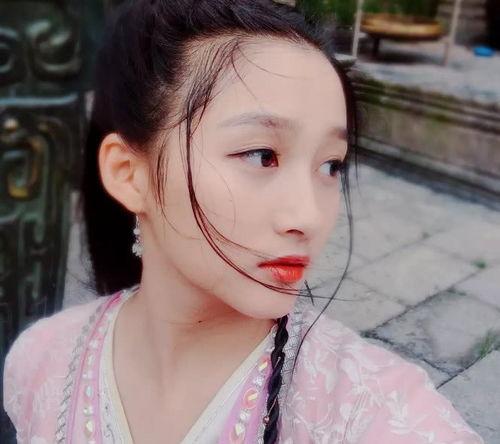 娱乐八卦吃瓜背景图片,揭秘明星幕后故事，一起吃瓜看热闹！
