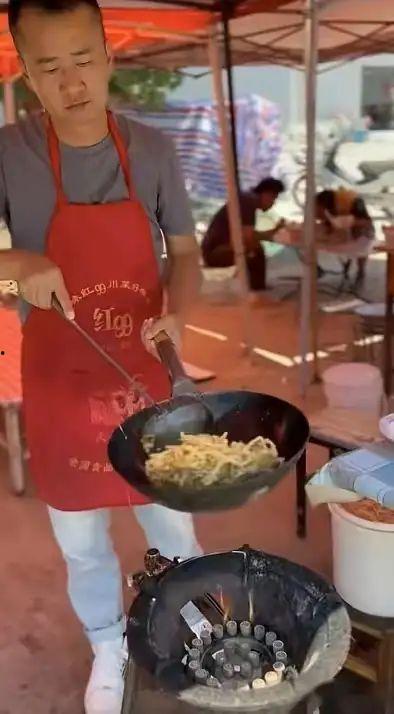 娱乐吃瓜酱摆摊视频