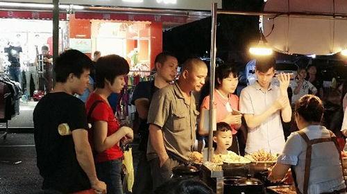 娱乐吃瓜酱摆摊视频